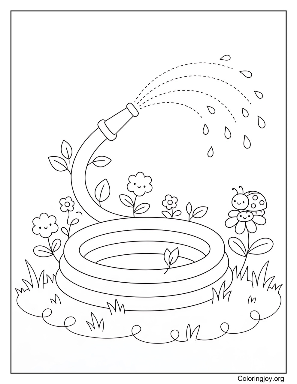 Ein Gartenschlauch sprüht Wasser über den Rasen.