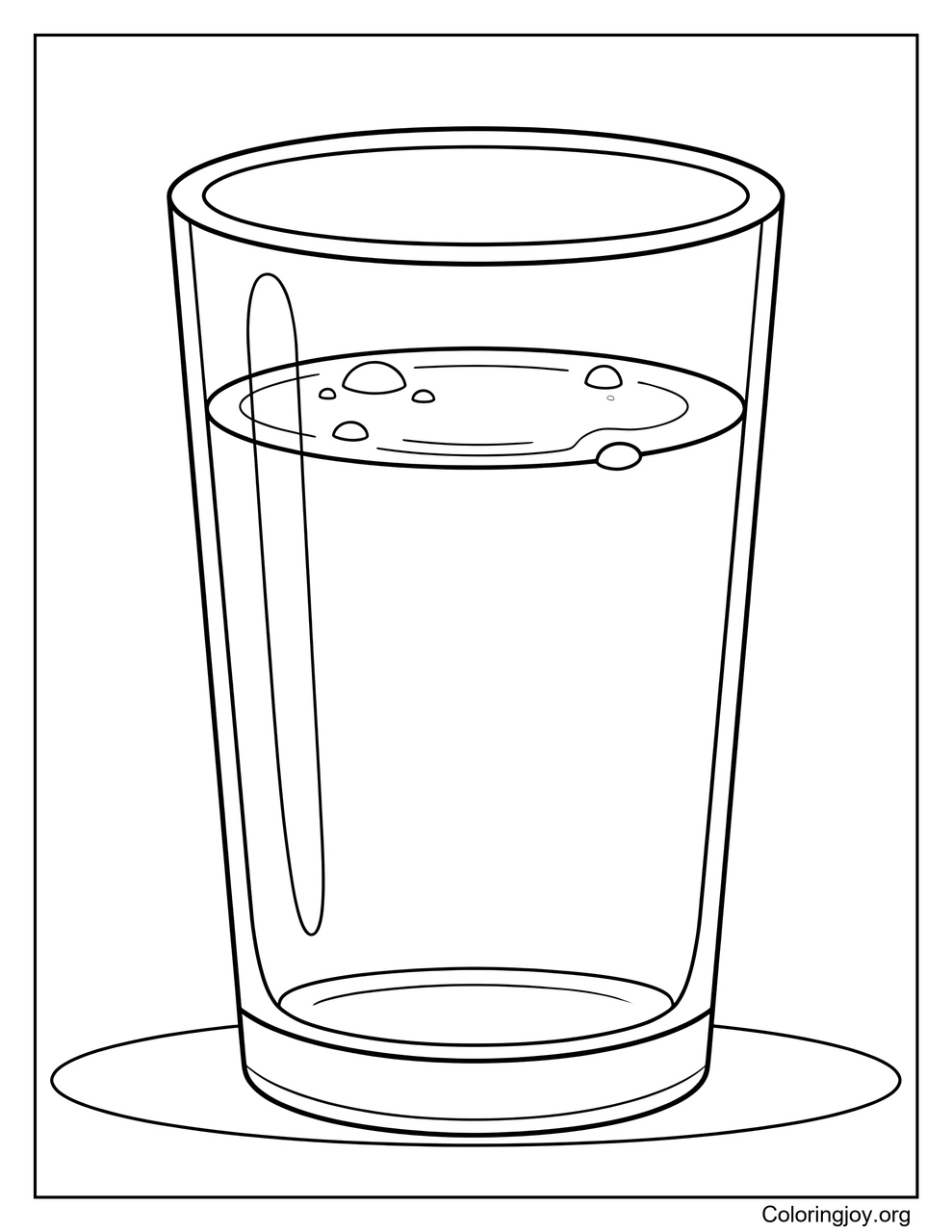 Ein klares Glas enthält frisches Wasser.
